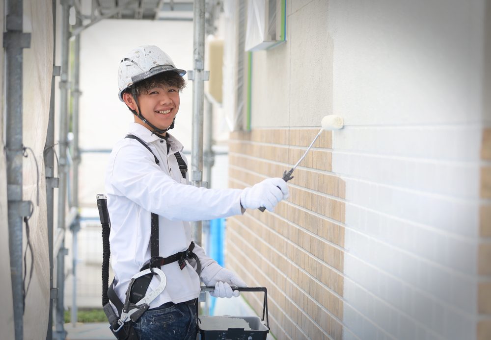 ローラーでの塗装。同じ塗料でも塗り回数と膜厚で仕上がりが変わります
