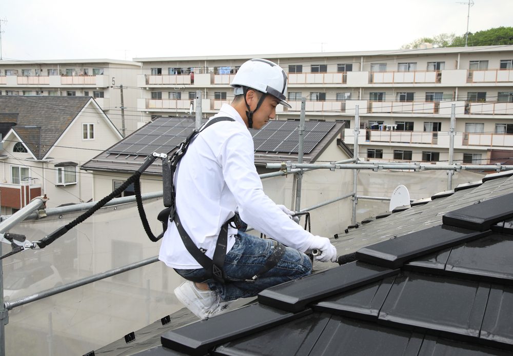 サーモアイ遮熱の施工。屋根に上がっての作業になります