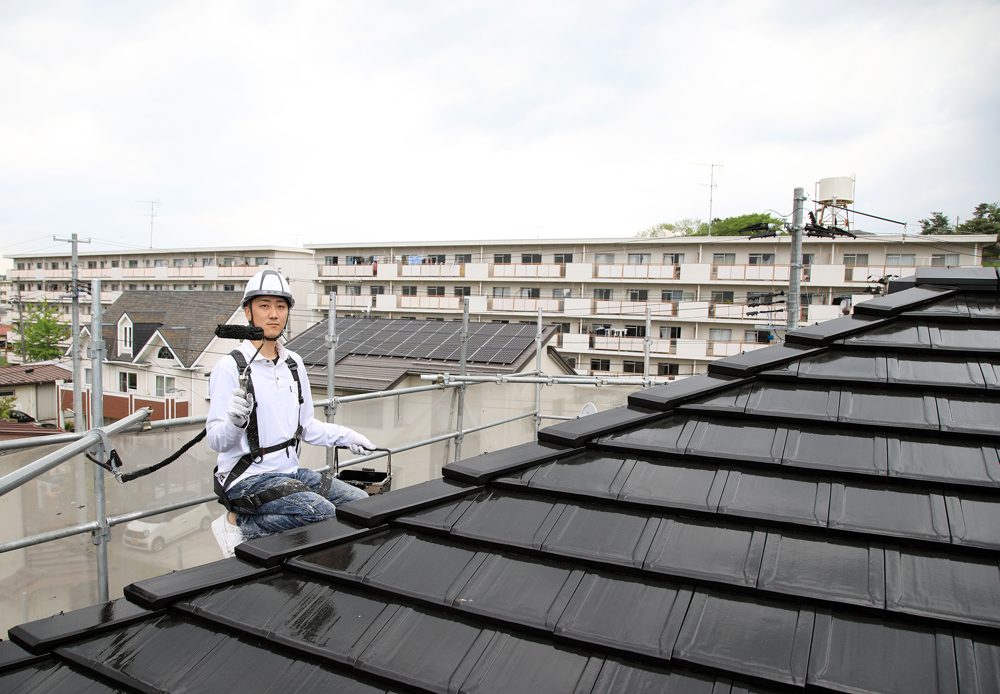 屋根の作業。気温と湿度の条件が揃う時期を選びます