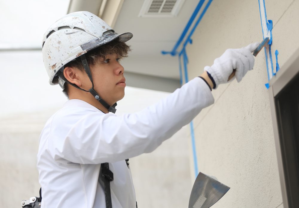 ヘラでの下地処理。手間はかかりますが省けない工程です