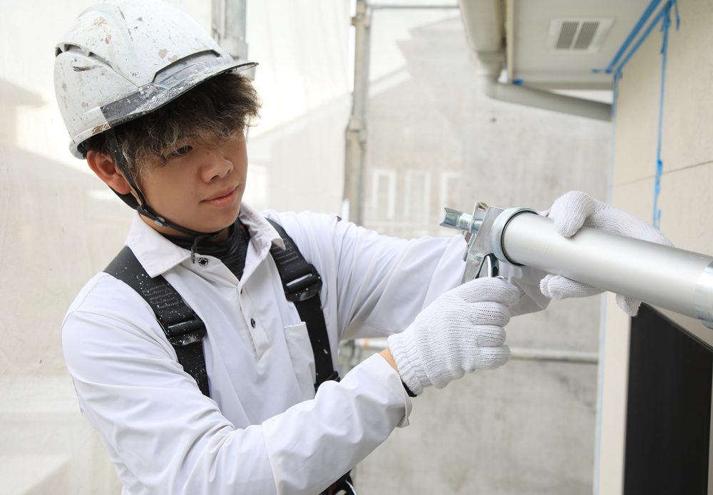 シーリング（コーキング）を充填する当社の職人