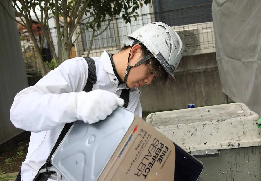 日本ペイント正規塗料の攪拌作業
