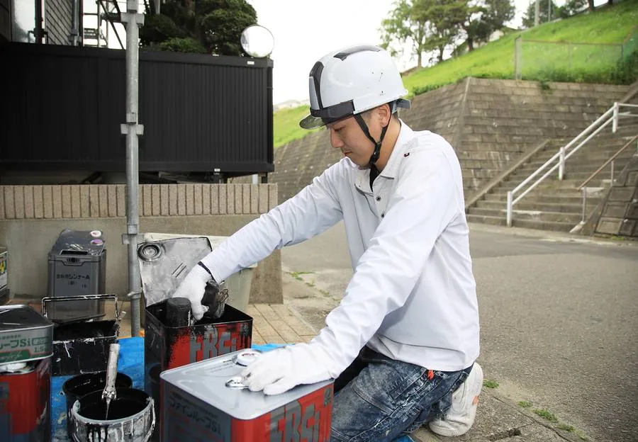 下地処理（ケレン・ひび割れ補修）の実際の作業