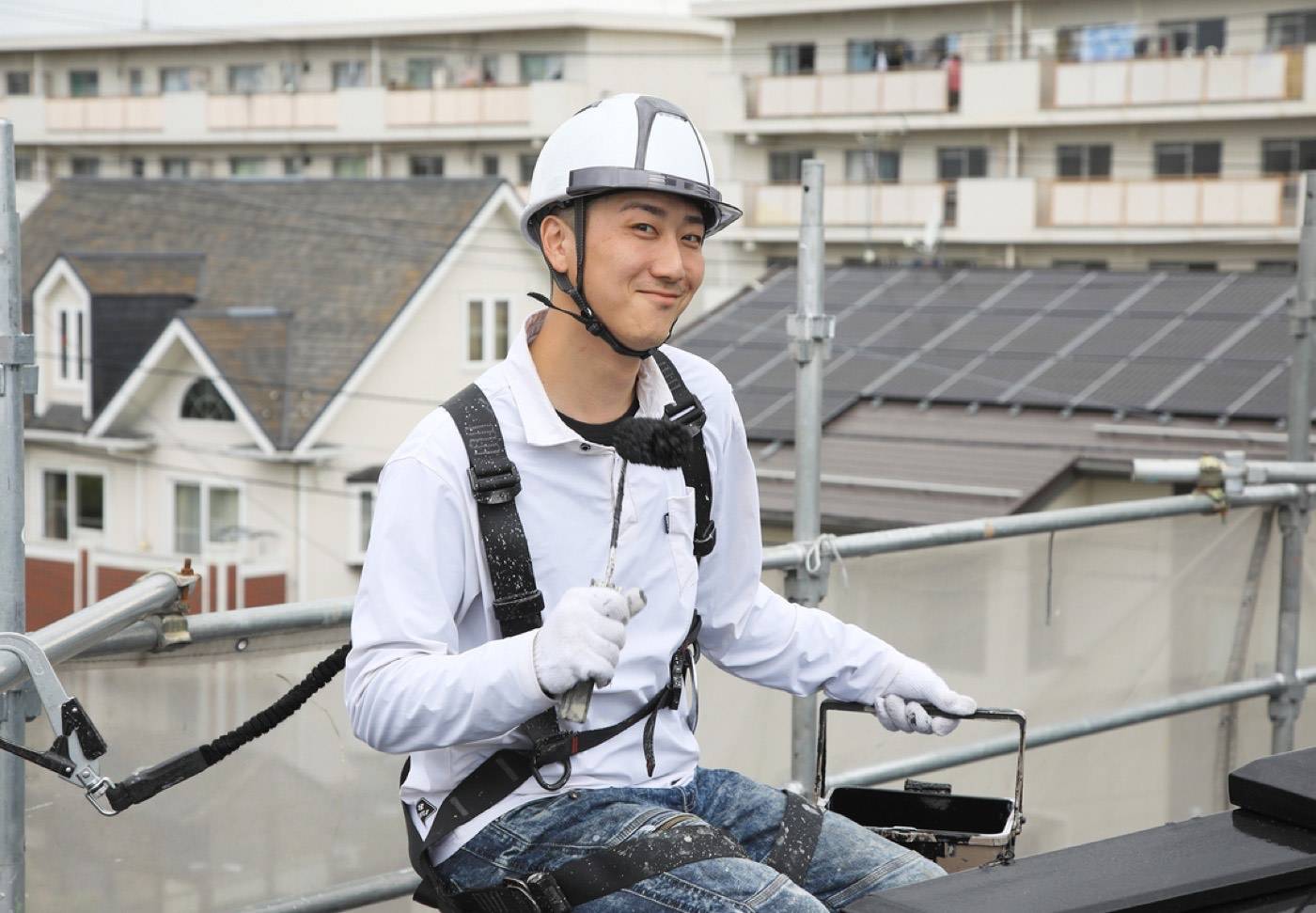 屋根を塗装する職人