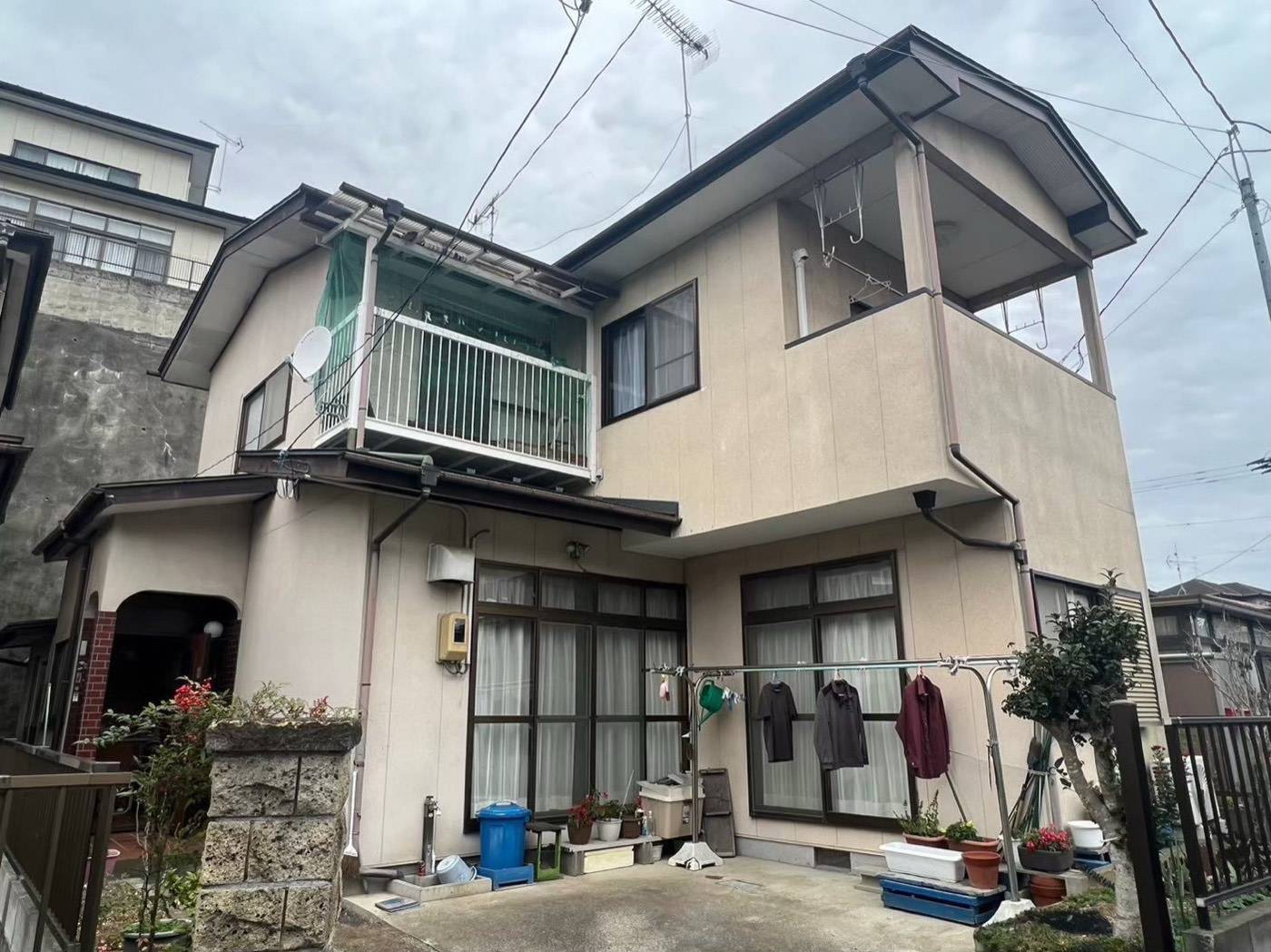 塗り替え前のお住まい。放置するほど下地の傷みが進みます