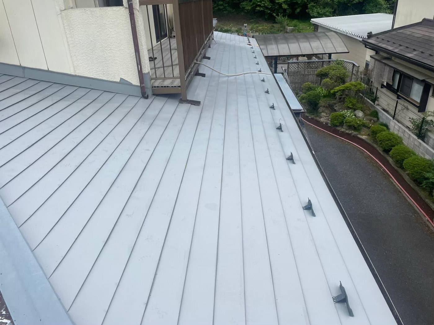 カバー工法で使われるガルバリウム鋼板の屋根（他社施工の例）